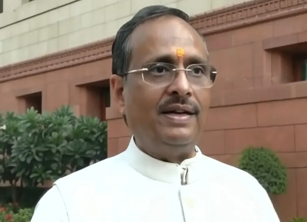 क्या संसद में कुत्ते और राहुल गांधी की चर्चा का कोई महत्त्व है?