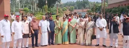 संसद परिसर में विपक्षी दलों के सांसदों ने किया प्रदर्शन, गृह मंत्री अमित शाह से कई मुद्दों पर मांगा जवाब