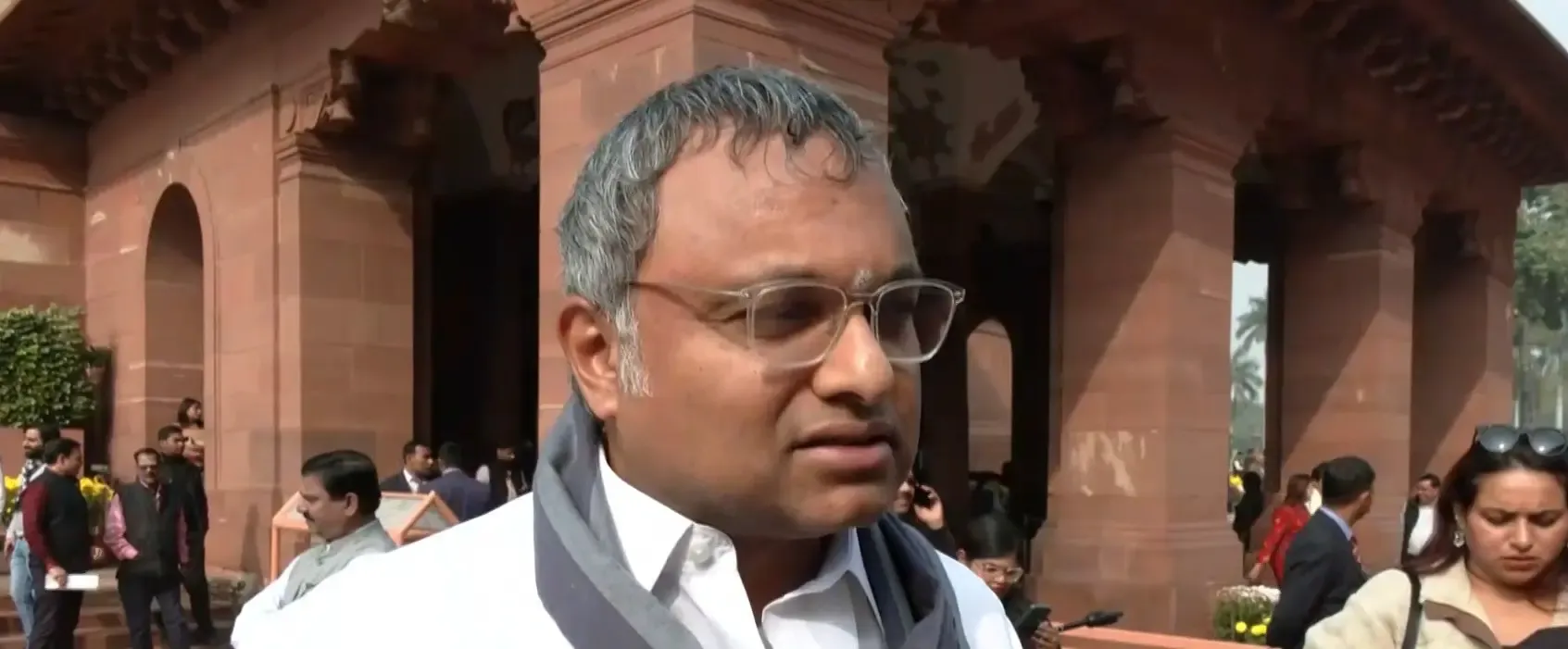 क्या 'संचार साथी' ऐप को लेकर संसद में विवाद बढ़ रहा है?