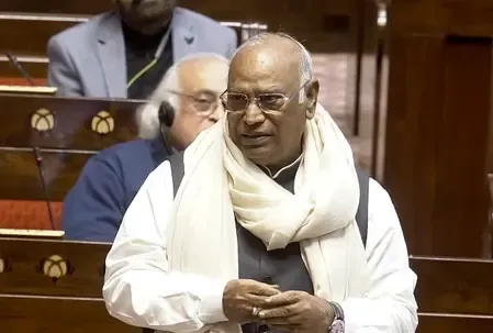क्या विपक्ष का प्रदर्शन एसआईआर के खिलाफ संसद में सरकार को घेरने में सफल होगा?