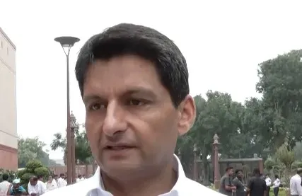 छात्र आंदोलन पर संसद में घमासान: विपक्ष ने शिक्षा मंत्री धर्मेंद्र प्रधान का इस्तीफा माँगा, पेपर लीक पर जवाब तलब