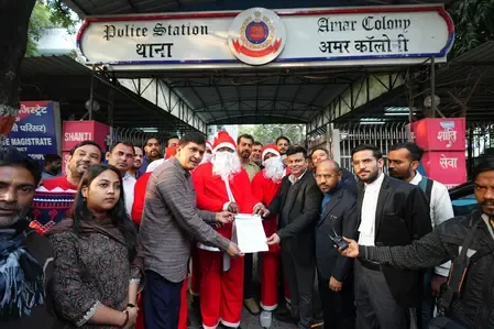 'सांता क्लॉज' के साथ थाने पहुंचे सौरभ भारद्वाज, ईसाई महिलाओं-बच्चों से बदसलूकी के मामले में दी शिकायत