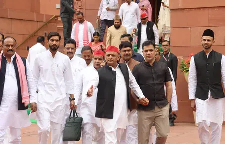 सपा का केंद्र पर हमला: छात्रों पर लाठीचार्ज अलोकतांत्रिक, अखिलेश ने माँगा शिक्षा मंत्री का इस्तीफा