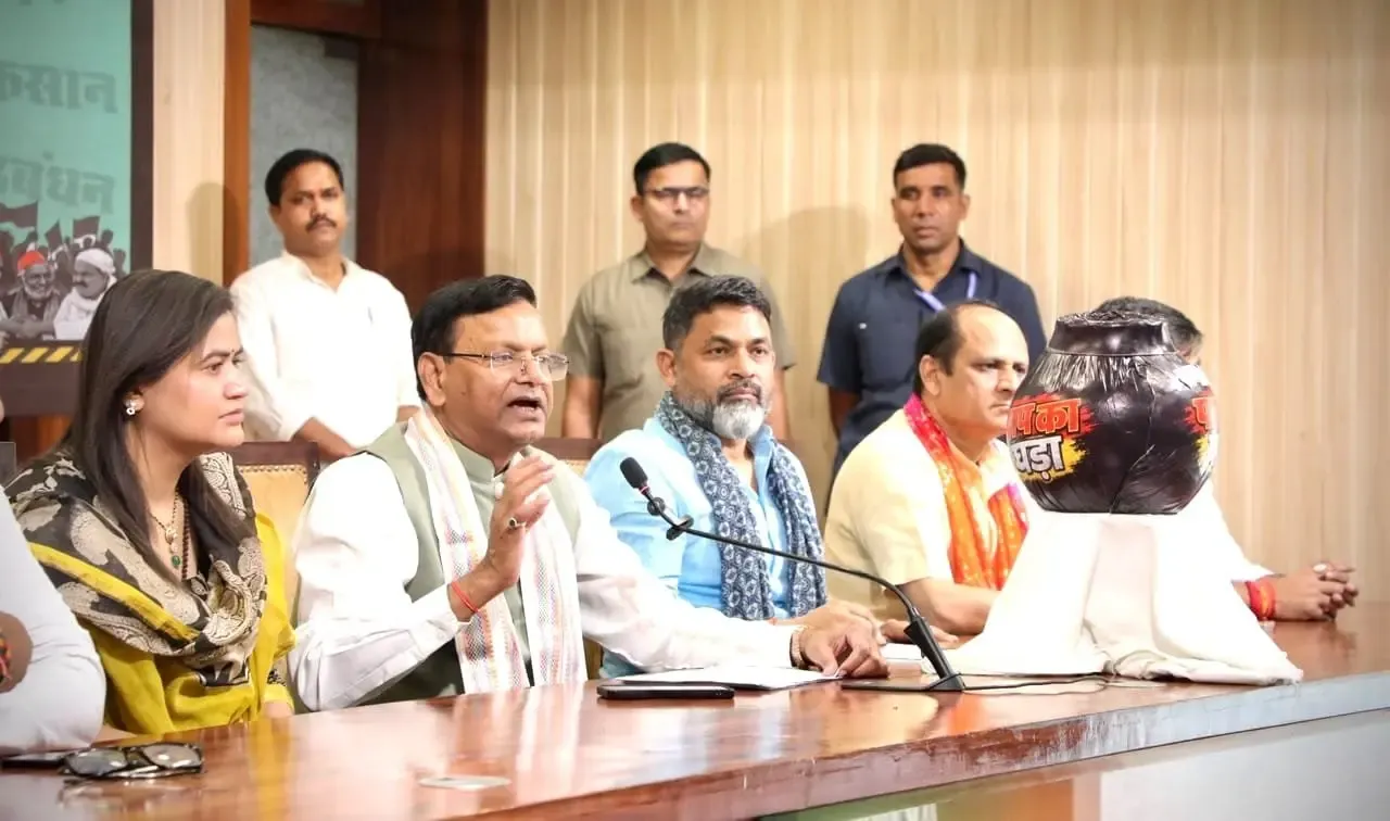 सपा के 34 साल: पंकज चौधरी का आरोप — विकास नहीं, कांड-कारनामे ही रहे चर्चा में