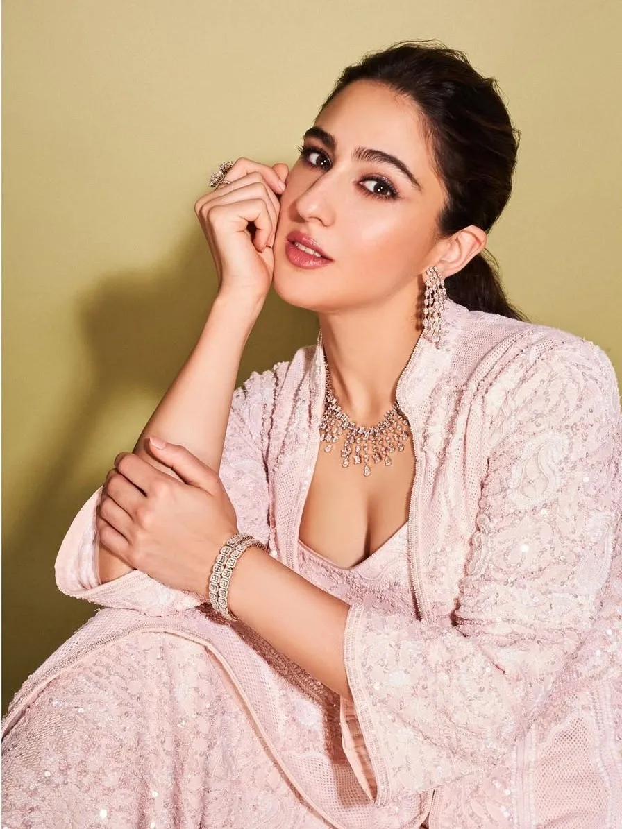 Did Sara Ali Khan Dazzle Fans with Spontaneous Shayari During the Promotion of 'Metro... In Dino'?