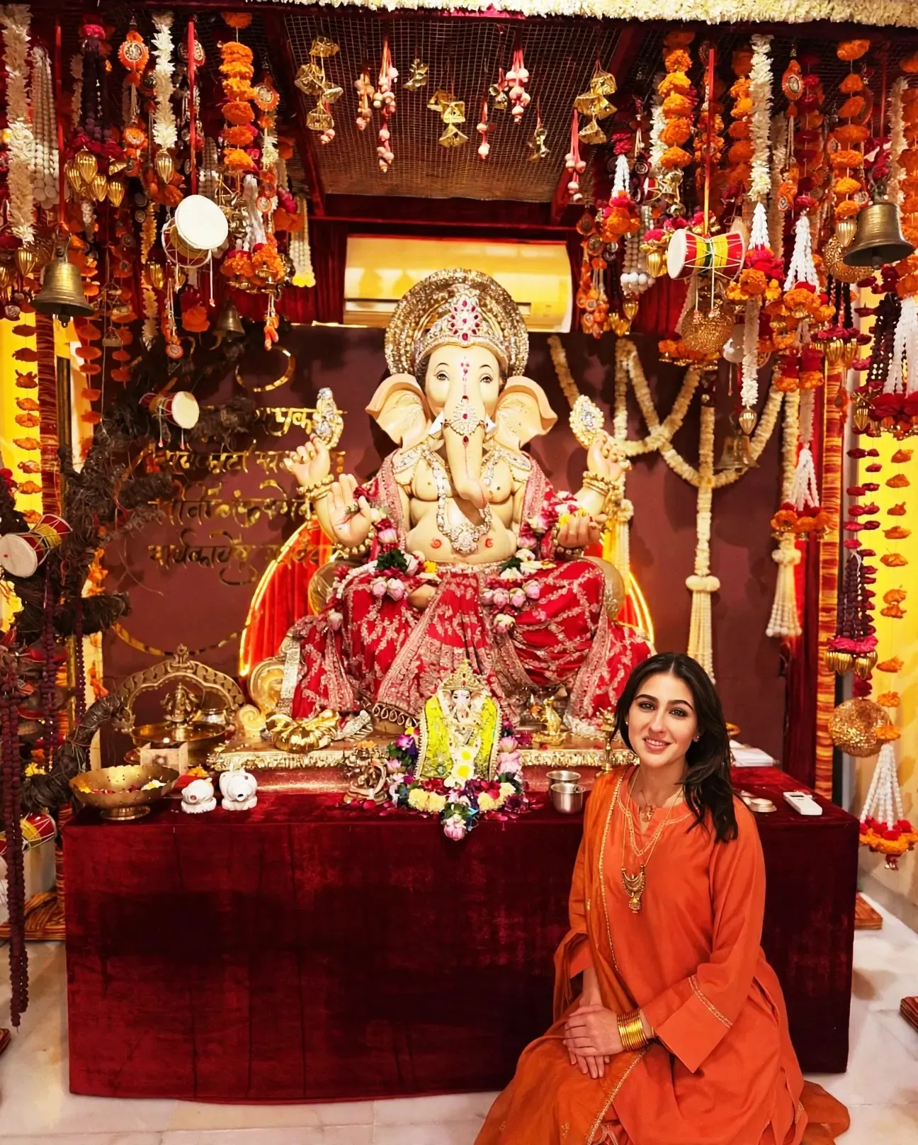 Sara Ali Khan seeks Ganpati blessings at Nidhi Dutta's Ganeshotsav finale