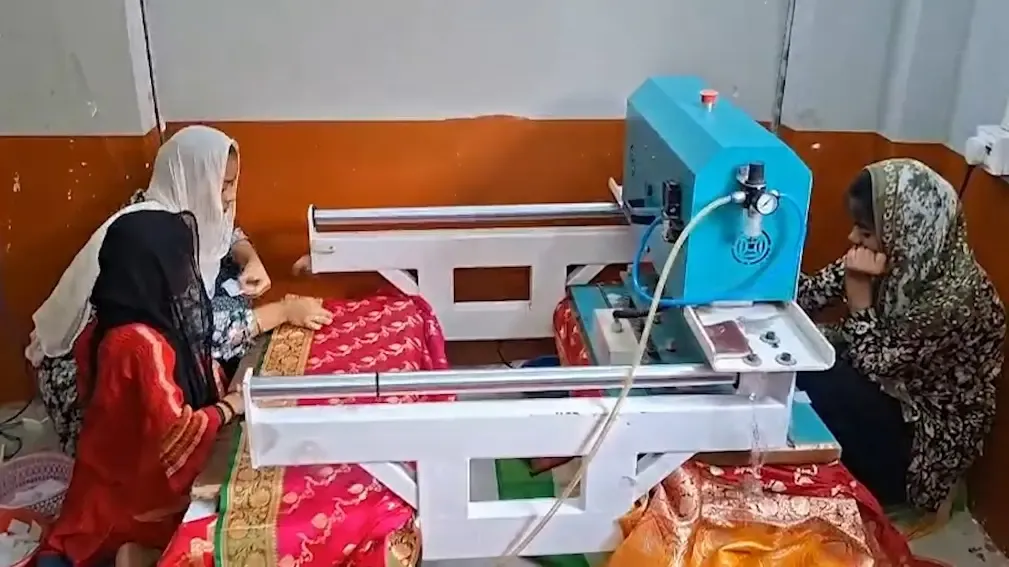 चंदौली में स्वयं सहायता समूह की महिलाएँ साड़ी-सिल्क बैग से बनीं आत्मनिर्भर, ODOP योजना बनी बदलाव की कड़ी