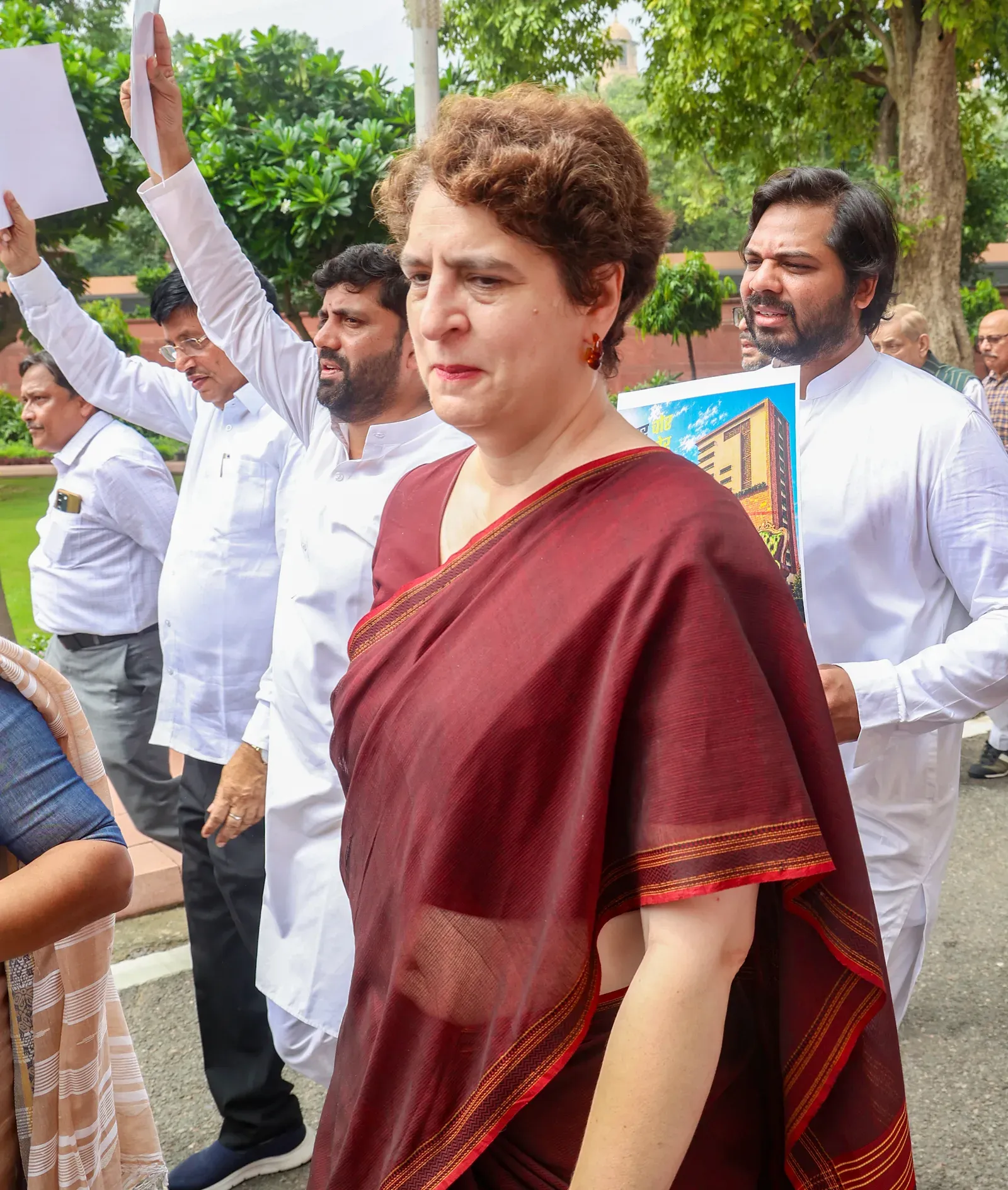 प्रियंका गांधी का आरोप: छात्रों की आवाज दबा रही सरकार, गृहमंत्री संसद से गायब