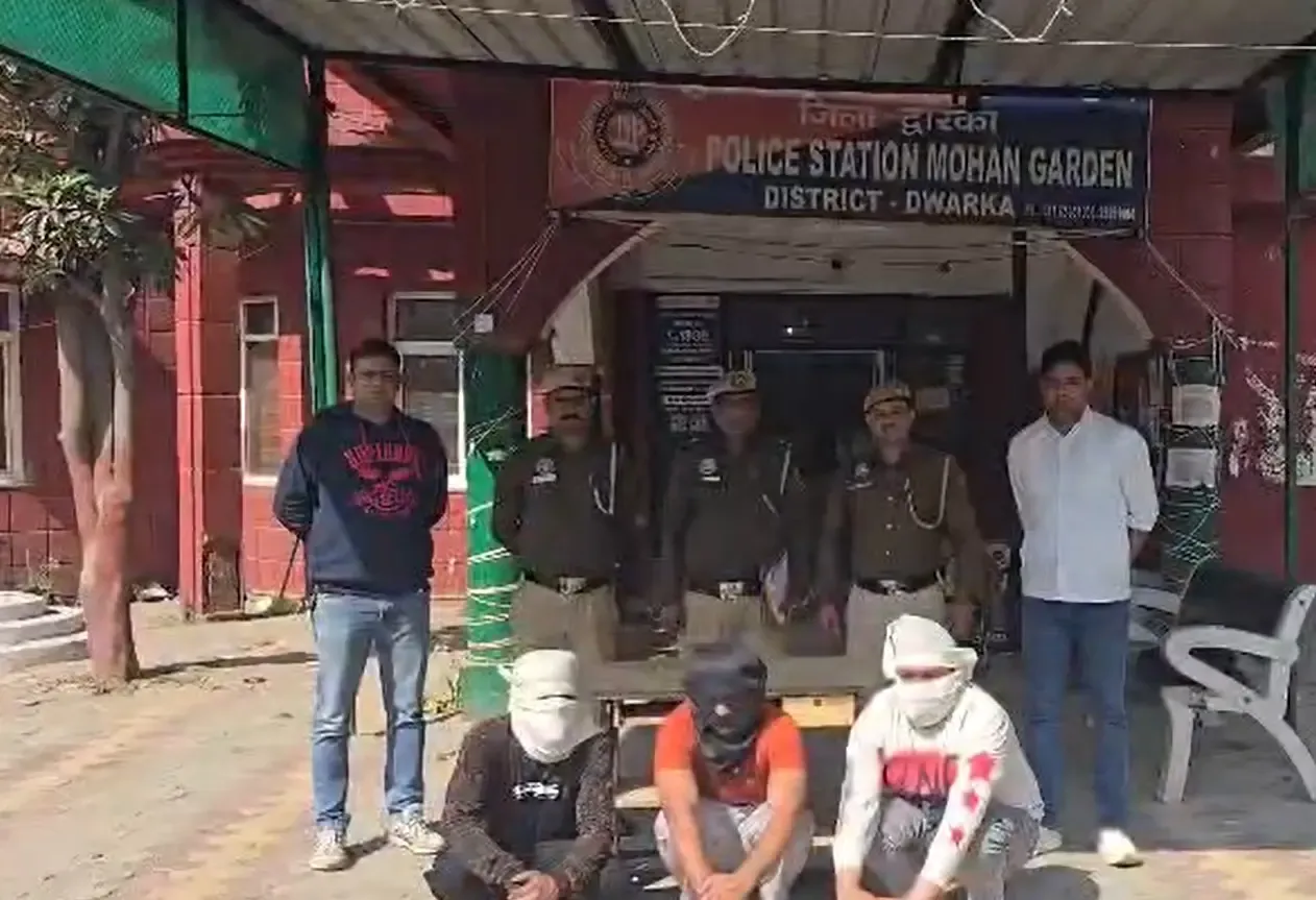 दिल्ली में सरकारी कर्मचारी से लूट के मामले में तीन गिरफ्तार, सोने की चेन बरामद