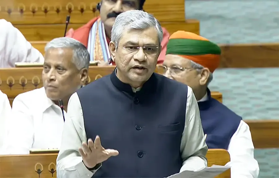 सरके चुनरिया गाने पर बैन: अश्विनी वैष्णव का बयान, अभिव्यक्ति की आजादी की सीमाएं