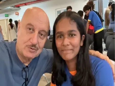सतीश कौशिक के जाने के बाद भी दोस्ती का फर्ज निभा रहे अनुपम खेर, गार्जियन बनकर पहुंचे अभिनेता की बेटी के स्कूल