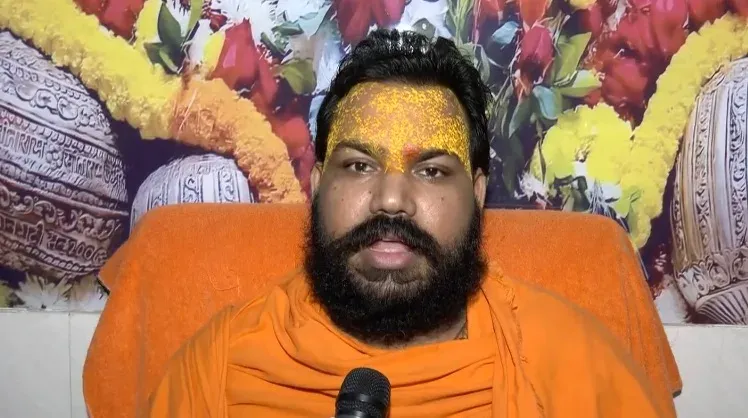 सतीश महाना के बयान पर आचार्य देवेश का पलटवार: 'राम मंदिर दानदाताओं की आस्था पर सवाल उठाना अपमान'