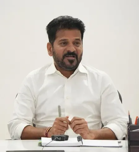 सऊदी बस हादसा: तेलंगाना के सीएम रेवंत रेड्डी ने जताया दुख, राहत के लिए बनाया कंट्रोल रूम 