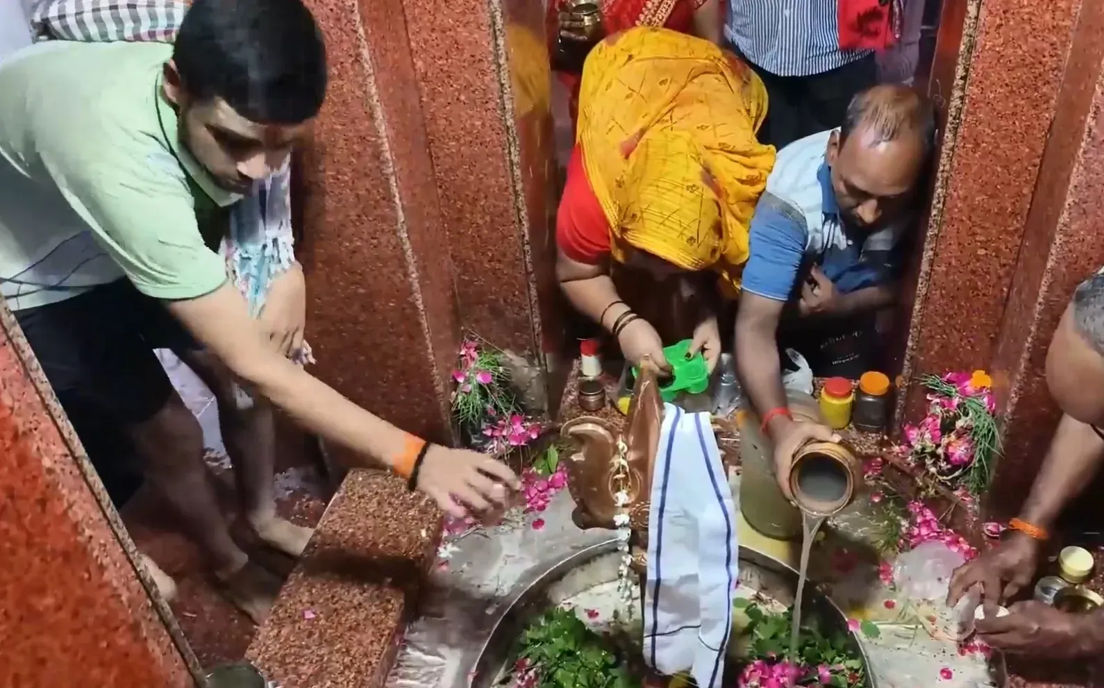 सावन के दूसरे सोमवार पर यूपी के शिव मंदिरों में उमड़ा आस्था का सैलाब, लाखों भक्तों ने किया जलाभिषेक