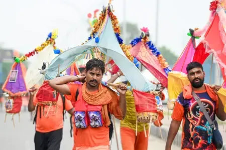 ग्रेटर नोएडा : शिवरात्रि पर बारिश के बीच भक्ति का सैलाब, पुलिस की मुस्तैदी ने संभाली व्यवस्था