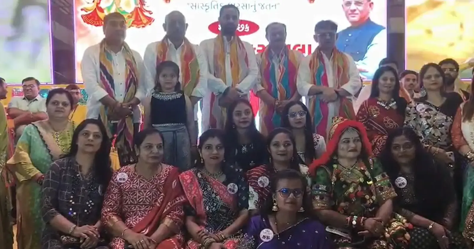 सावरकुंडला में 'पीले पतंगिया शरदोत्सव': हजारों लोगों ने किया रास-गरबा, पशुसेवा का भी संदेश