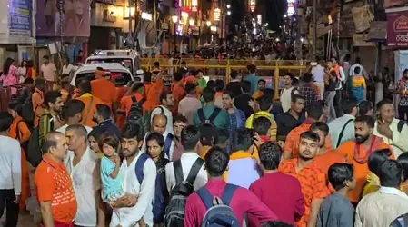 सावन का पहला सोमवार: वाराणसी में भक्ति का अद्भुत नजारा, श्रद्धालुओं पर फूलों की वर्षा