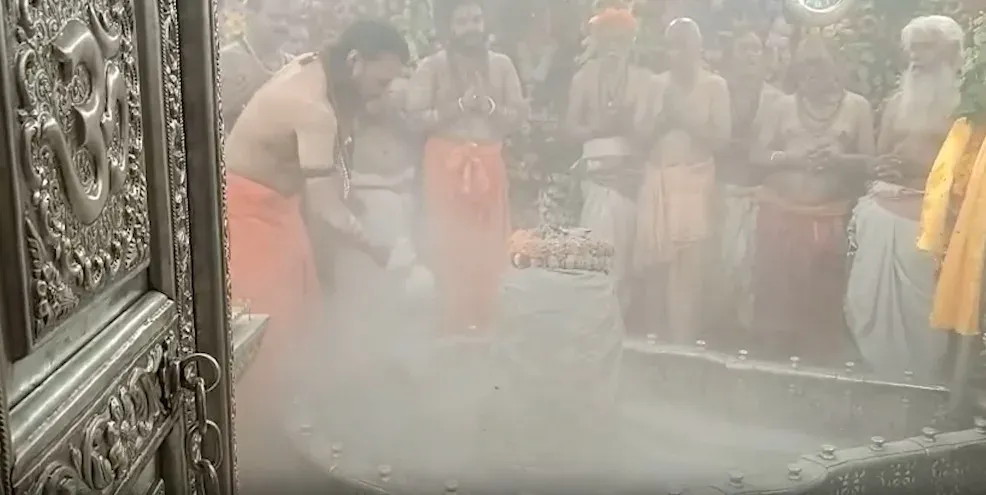 सावन के पहले सोमवार पर महाकालेश्वर मंदिर में उमड़े हजारों भक्त, भस्म आरती से गूंजा 'जय महाकाल'