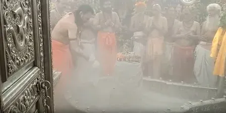 सावन के पहले सोमवार पर महाकालेश्वर मंदिर में उमड़े हजारों भक्त, भस्म आरती से गूंजा 'जय महाकाल'