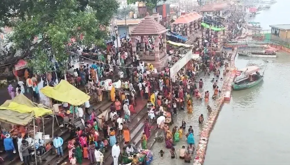 सावन पूर्णिमा पर सरयू घाट पर उमड़े लाखों श्रद्धालु, अयोध्या में शिव आराधना और रक्षाबंधन की धूम
