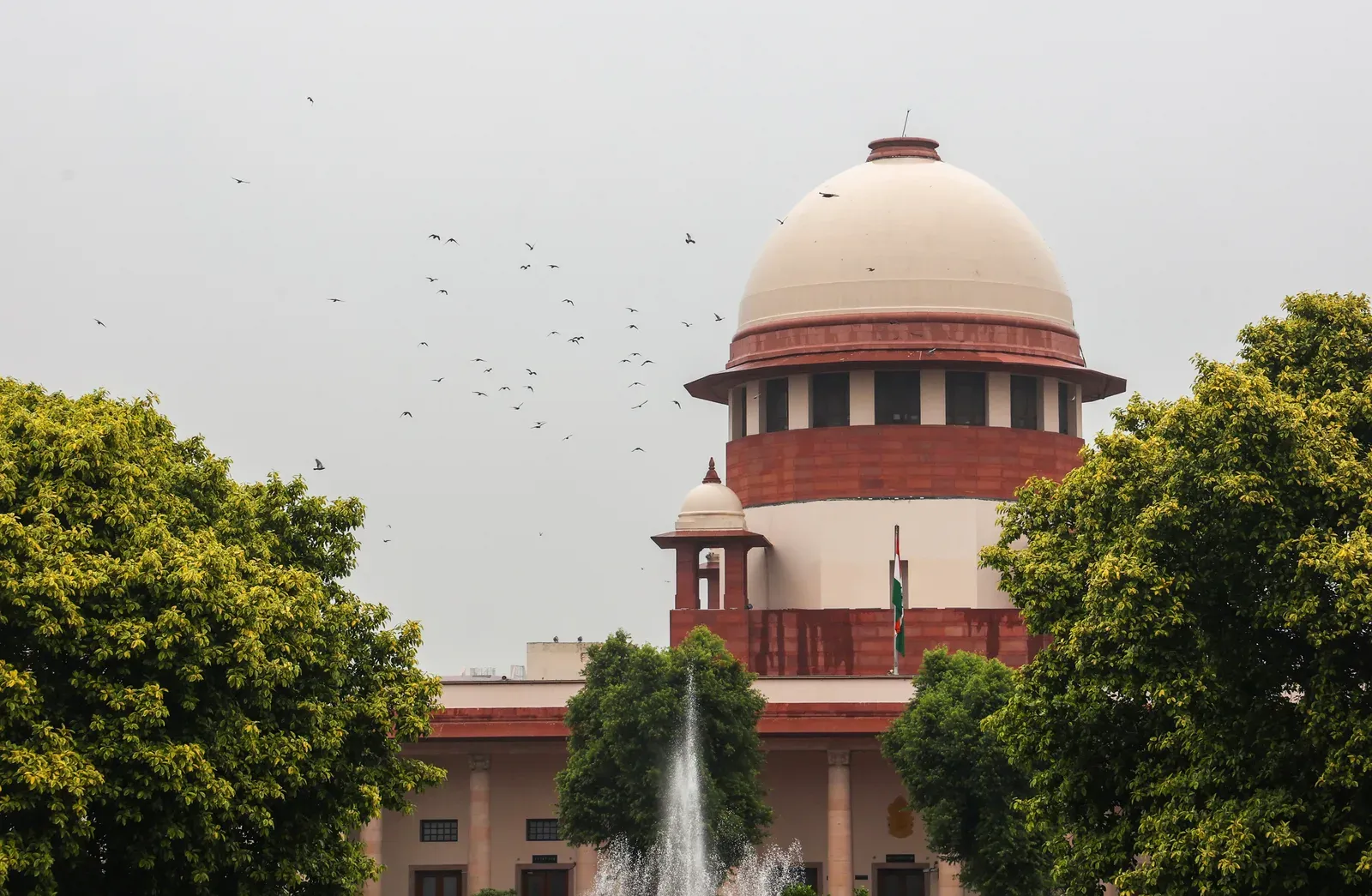 Supreme Court stays Allahabad HC order on criminal action against two advocates