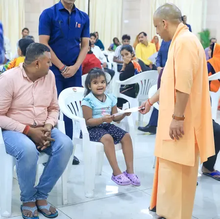 'स्कूल जाना चाहती हूं, आप मेरा एडमिशन करवा दीजिए', सीएम योगी का बच्ची संग बातचीत का वीडियो वायरल