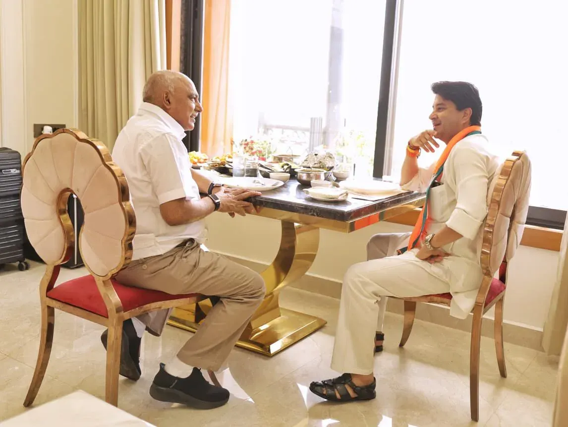 Scindia meets MP BJP chief Khandelwal in Shivpuri, reviews party, development work