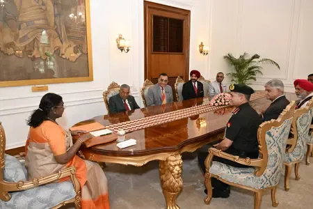 सेनाध्यक्ष जनरल उपेंद्र द्विवेदी ने पूर्व सेनाध्यक्षों संग राष्ट्रपति से की मुलाकात