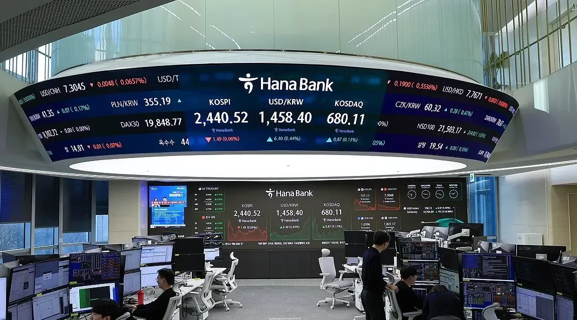 Seoul Stock Market Ends Nearly Unchanged as US Consumer Confidence Declines