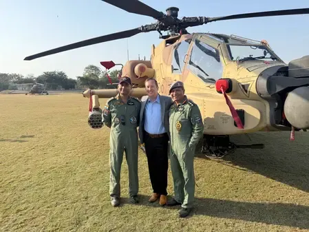 सर्जियो गोर ने अपाचे एएच-64ई का किया निरीक्षण, भारत-यूएस साझेदारी की प्रतिबद्धता दोहराई
