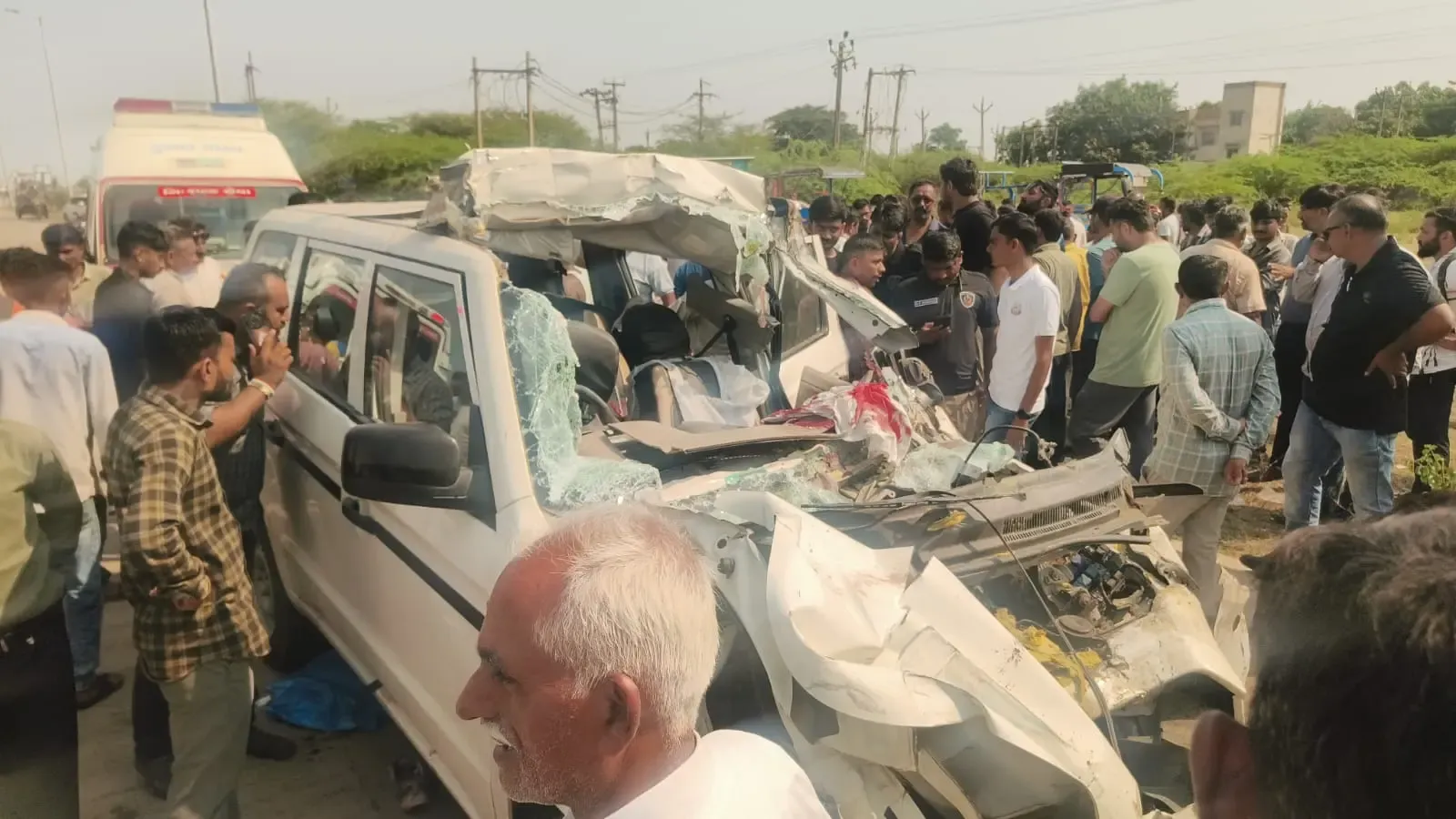 Seven killed as SUV slams into parked trailer on Bhavnagar-Somnath highway