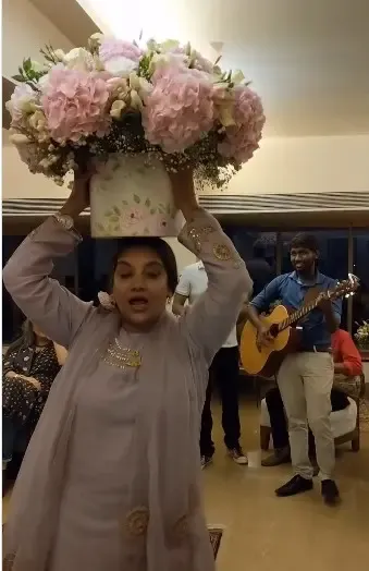 क्या शबाना आजमी ने 2018 के जन्मदिन की यादें ताजा की, सिर पर गुलदस्ता रखकर डांस किया?