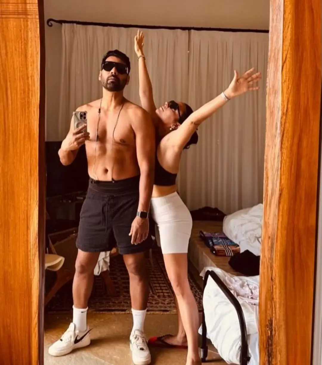 Shabir Ahluwalia Shares Playful Mirror Selfie with Kanchi Kaul