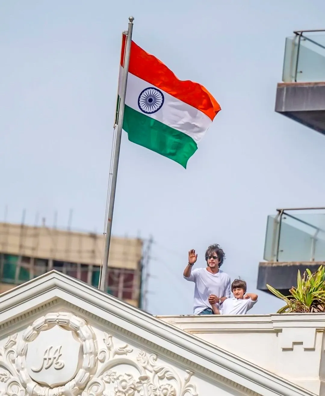 Did Shah Rukh Khan Make a Special Appearance With His Son AbRam on Independence Day?