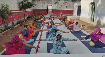 शाहजहांपुर जेल में योग दिवस पर सजी 'संवेदना और संकल्प' की तस्वीर, बंदियों ने साधा मन-तन का संतुलन 