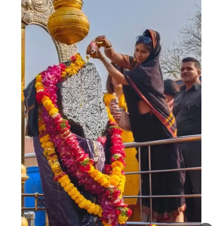 क्या तनीषा मुखर्जी शनि शिंगणापुर पहुंचीं और भगवान शनिदेव के चरणों में मत्था टेका?