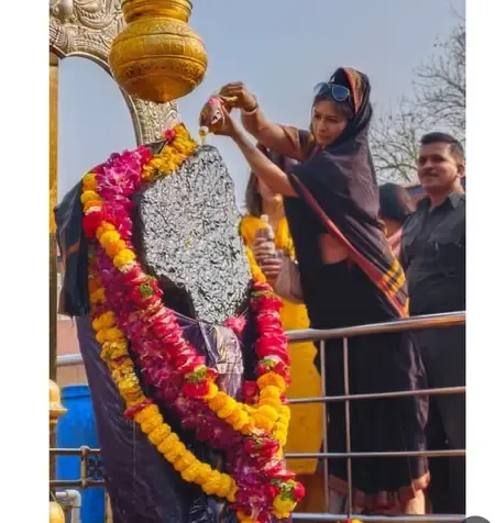 शनि शिंगणापुर पहुंचीं तनीषा मुखर्जी, भगवान शनिदेव के चरणों में टेका मत्था, शेयर की खूबसूरत झलकियां