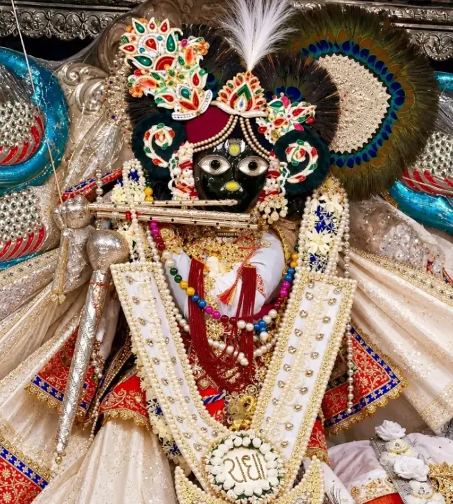 शरद पूर्णिमा पर वृंदावन के बांके बिहारी मंदिर में महारास उत्सव, साल में एक बार होते हैं सोलह शृंगार