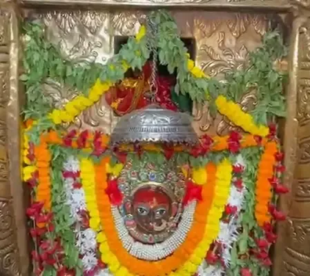 क्या वाराणसी के मंदिर में शारदीय नवरात्रि के पहले दिन भक्तों की भारी भीड़ उमड़ी?