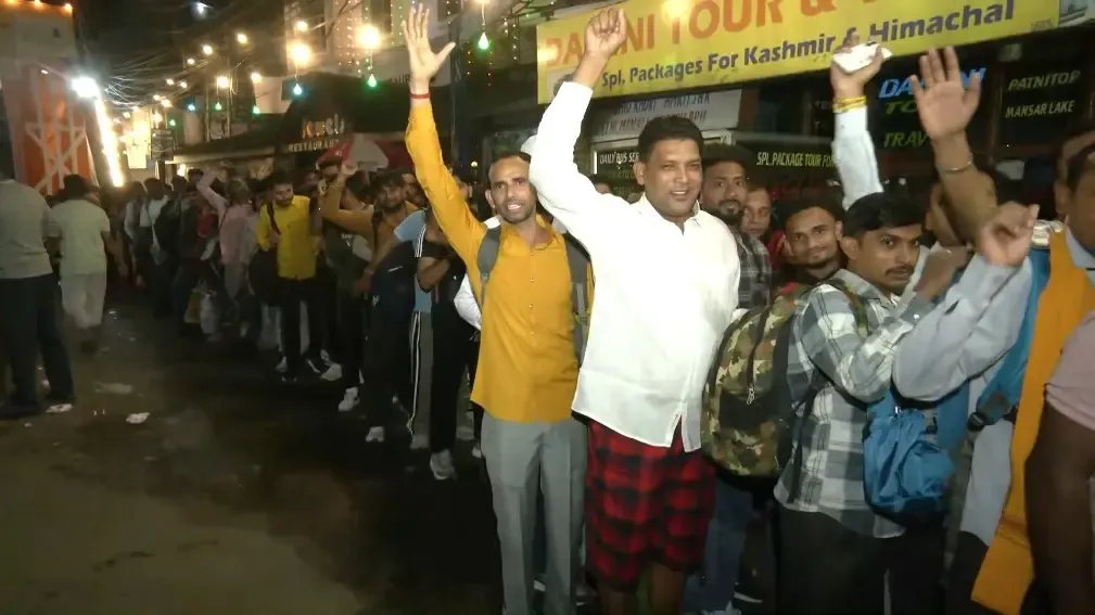 शारदीय नवरात्रि 2026: वैष्णो देवी मंदिर में पहले दिन भक्तों की उमड़ी भारी भीड़, रात 2 बजे से लगी कतारें