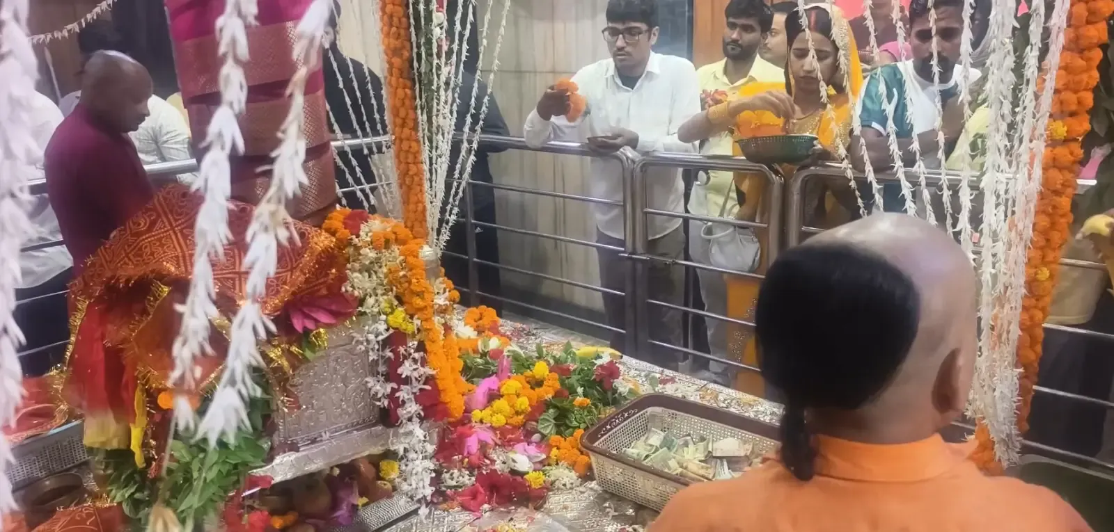 शारदीय नवरात्रि 2026: प्रयागराज के आलोपी शंकरी शक्तिपीठ और दशाश्वमेध घाट पर उमड़ा आस्था का सैलाब