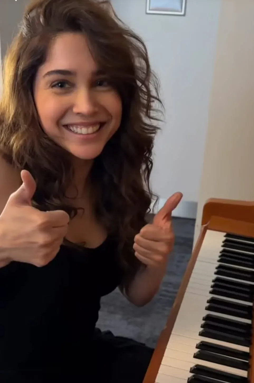 Sharvari plays 'Maskara' on piano ahead of Main Vaapas Aaunga release