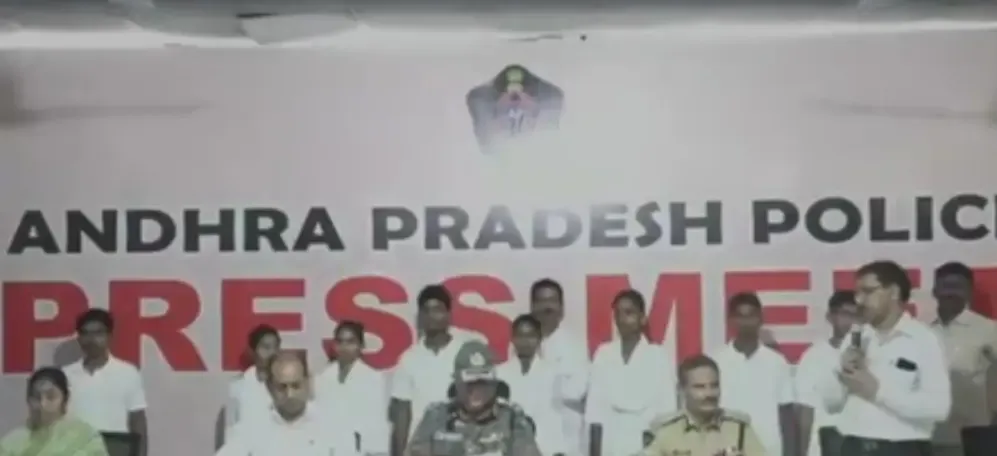 आंध्र प्रदेश में 25 लाख के इनामी माओवादी ने आठ साथी सहित आत्मसमर्पण किया