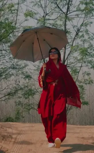 शहनाज गिल का गर्मी भरा लुक, पंजाबी सूट में नदी किनारे कातिलाना अदाएं