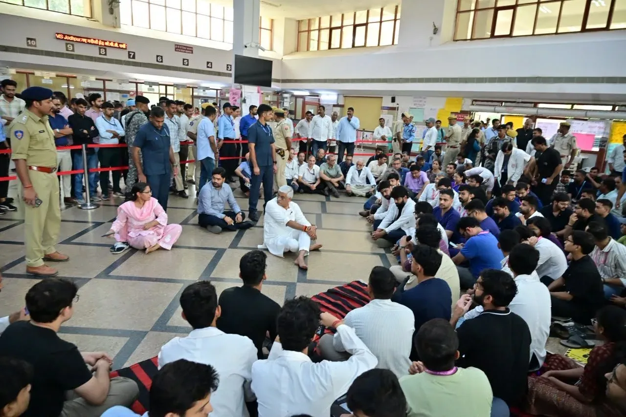Shekhawat Meets AIIMS Jodhpur Resident Doctors, Addresses Demands