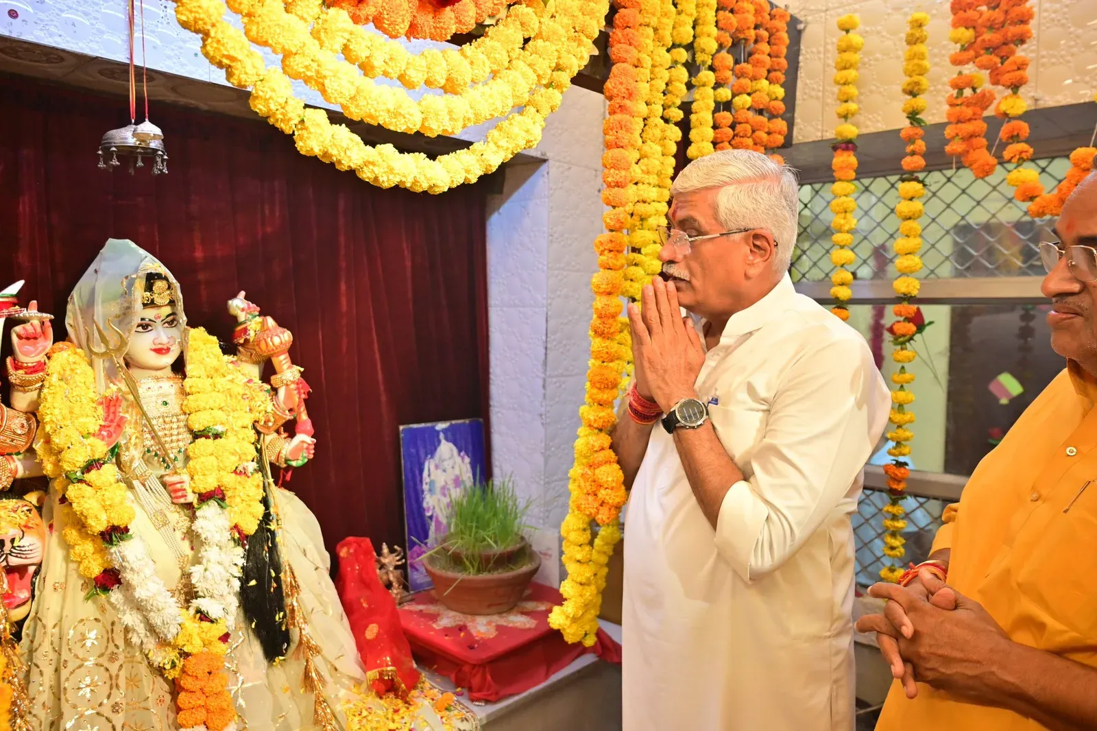 Shekhawat Offers Navami Prayers at Ratanada Durga Pandal