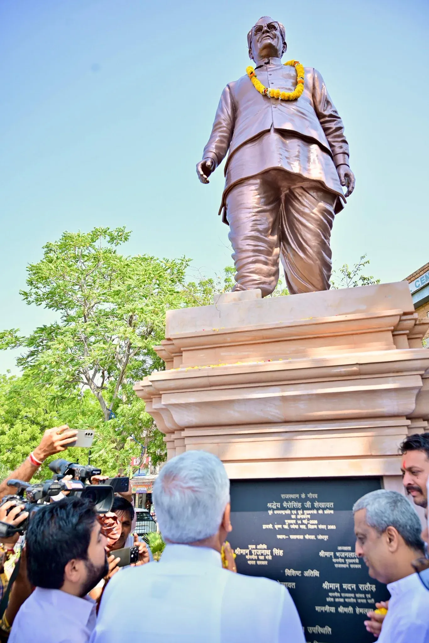 Shekhawat pays floral tribute to Bhairon Singh Shekhawat in Jodhpur