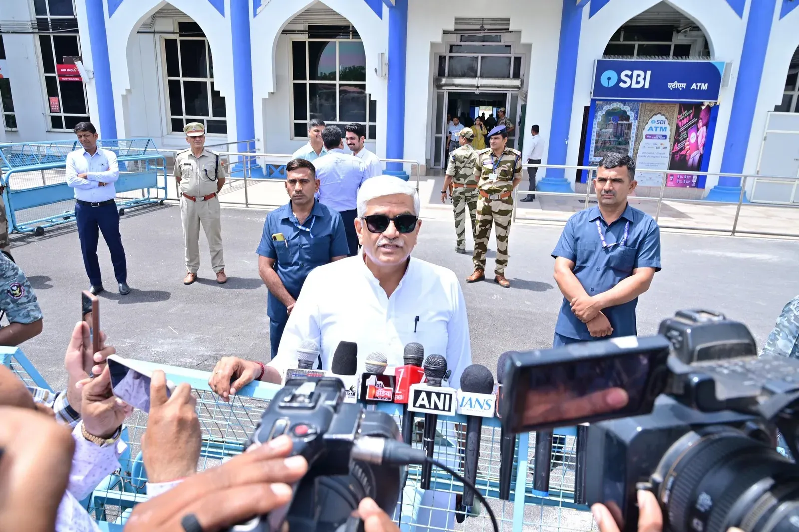 Shekhawat Returns to Jodhpur, Meets Constituents at Airport and Home