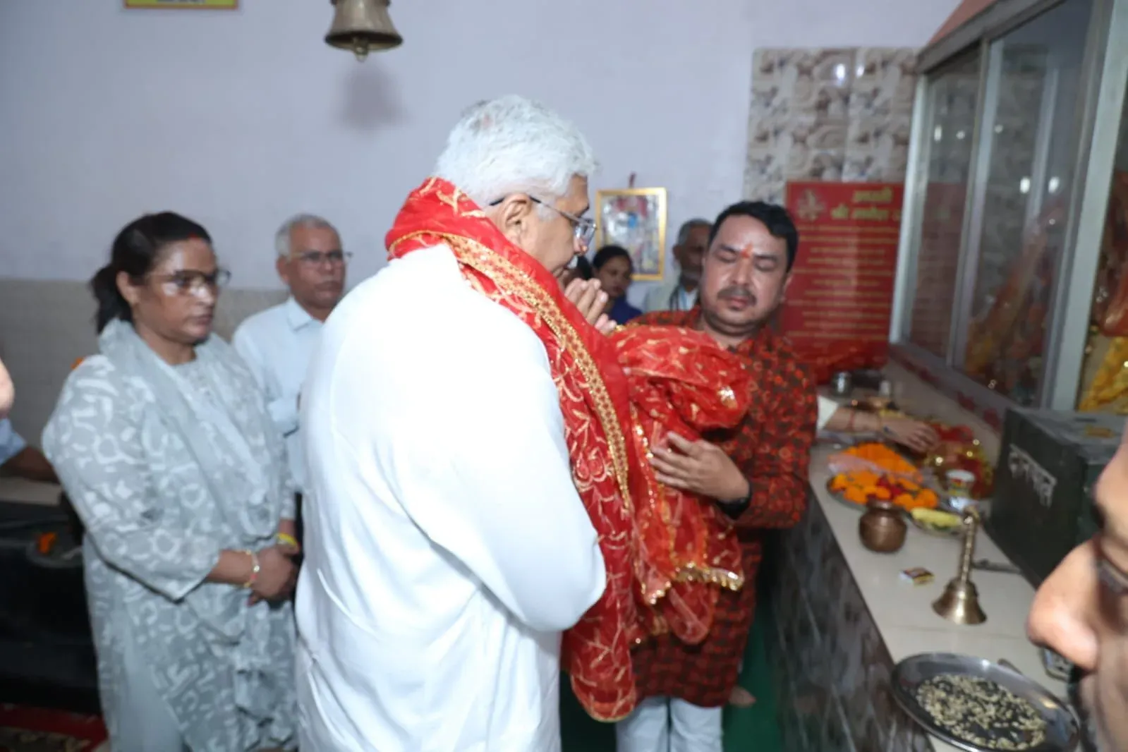 Shekhawat Visits Dharmpur, Joins Plantation Drive