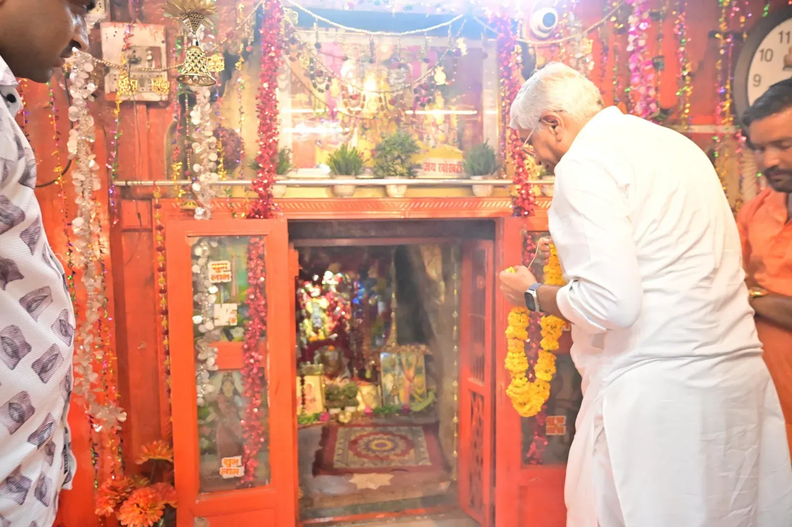 Shekhawat visits Jodhpur temple, attends satsang in Tinwari